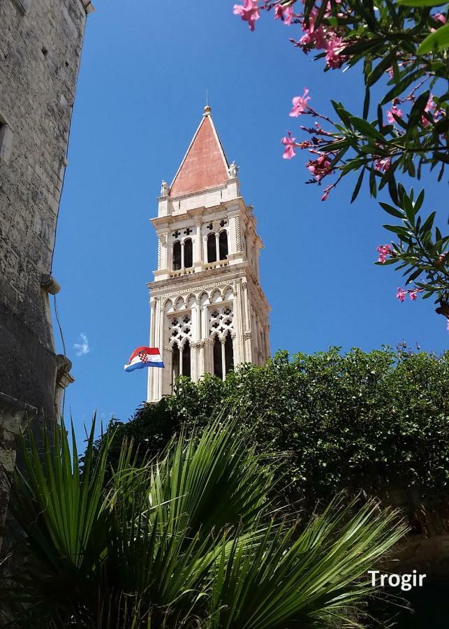 City Retro Chic Apartment Magdalena Trogir Bagian luar foto